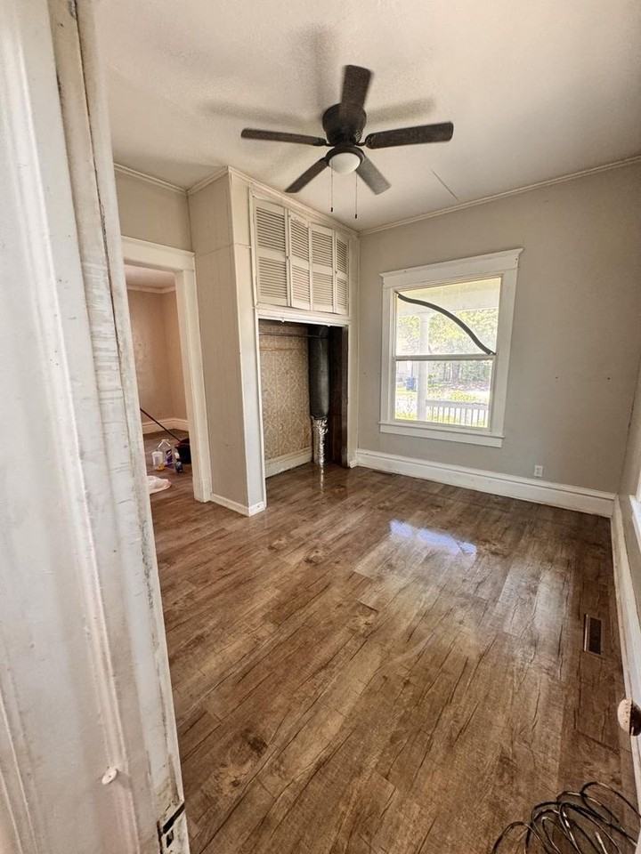 135 E Hall St - Photo 5 of 12