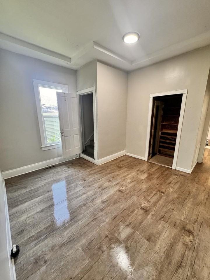 135 E Hall St - Photo 7 of 12