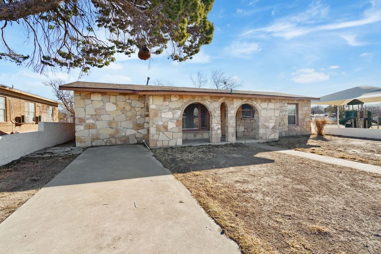 1605 Avenue B - Photo 2 of 18