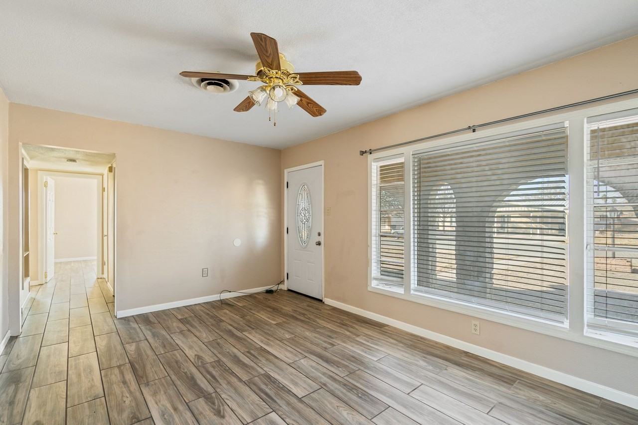 1605 Avenue B - Photo 4 of 18