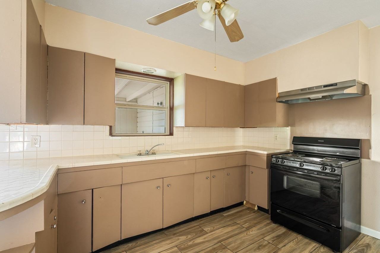 1605 Avenue B - Photo 6 of 18