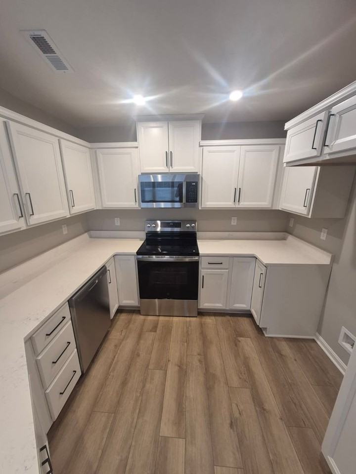 568 Foxhill Dr - Photo 4 of 15