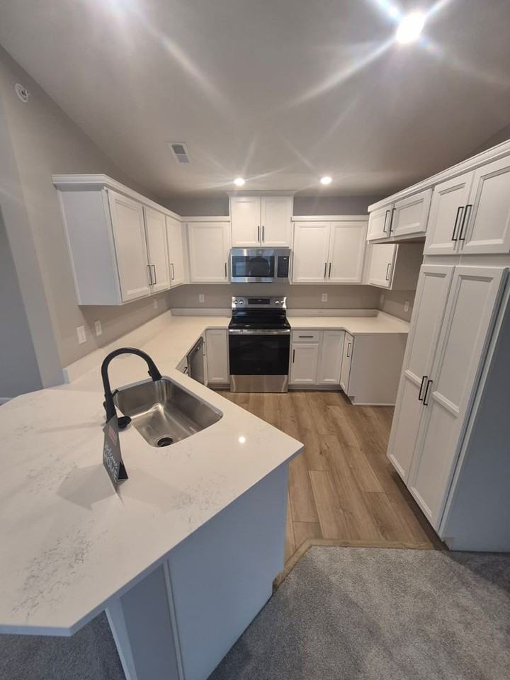 568 Foxhill Dr - Photo 5 of 15