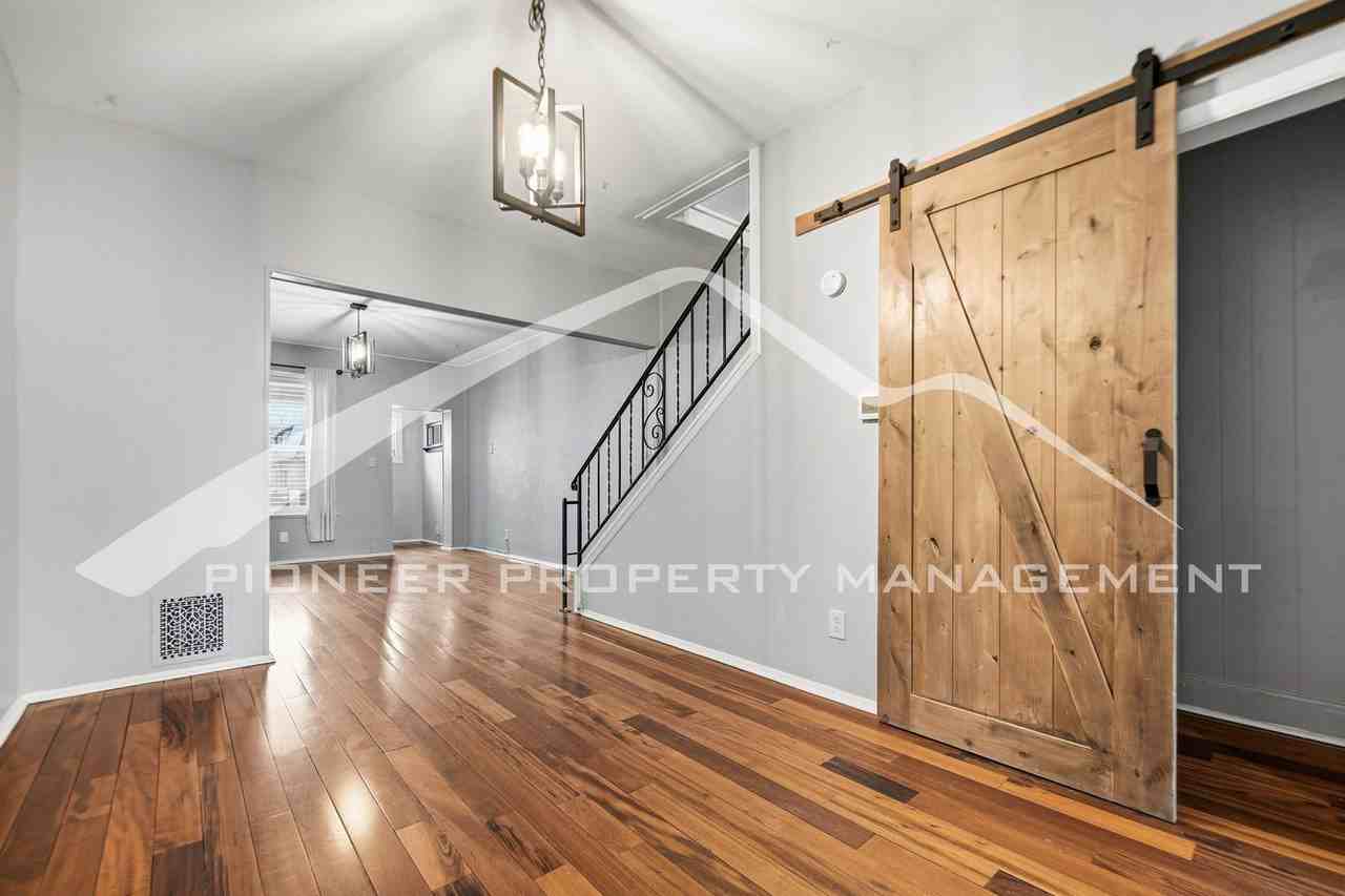 549 N Logan St - Photo 5 of 21