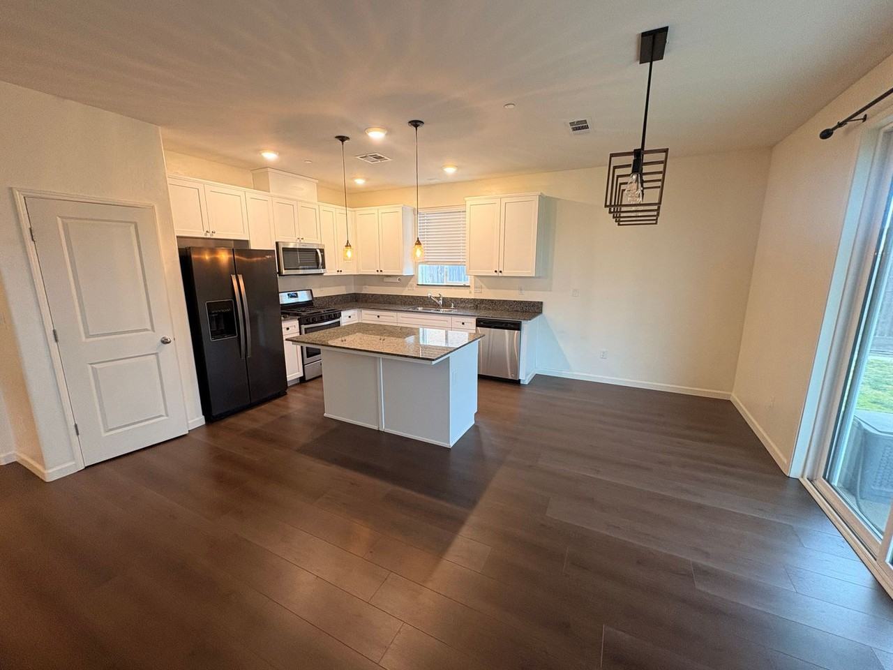 1604 Sidonia St - Photo 4 of 22