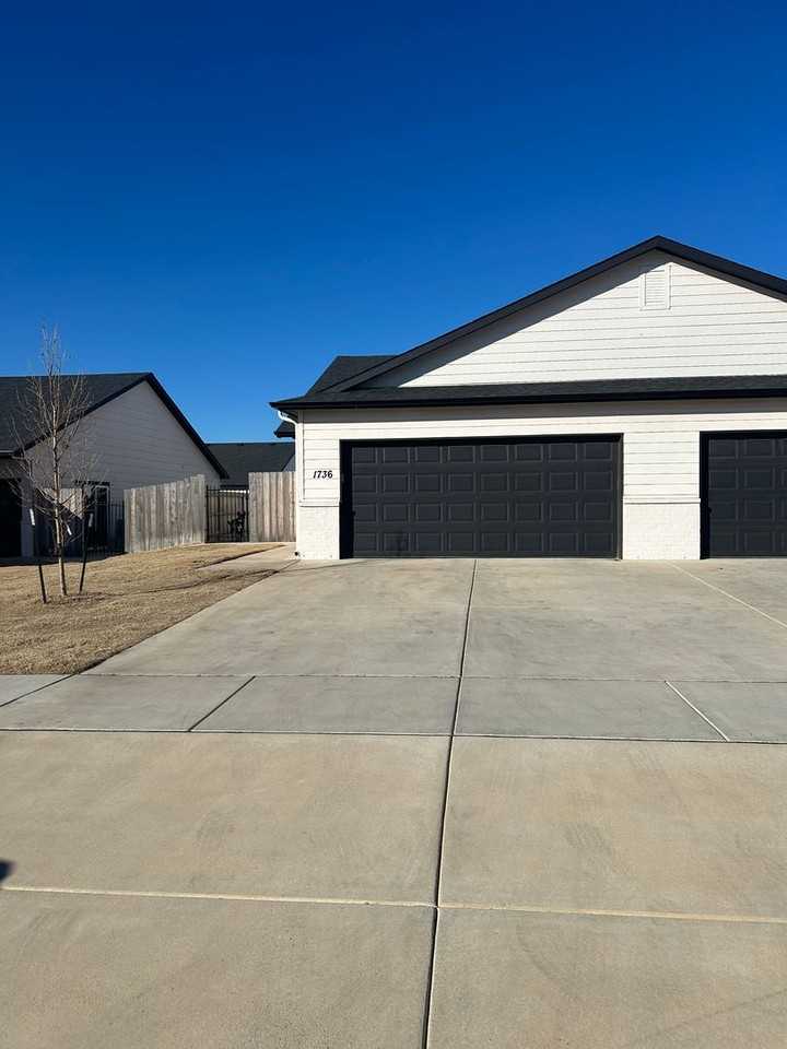 1736 Decarsky Ct - Photo 2 of 6