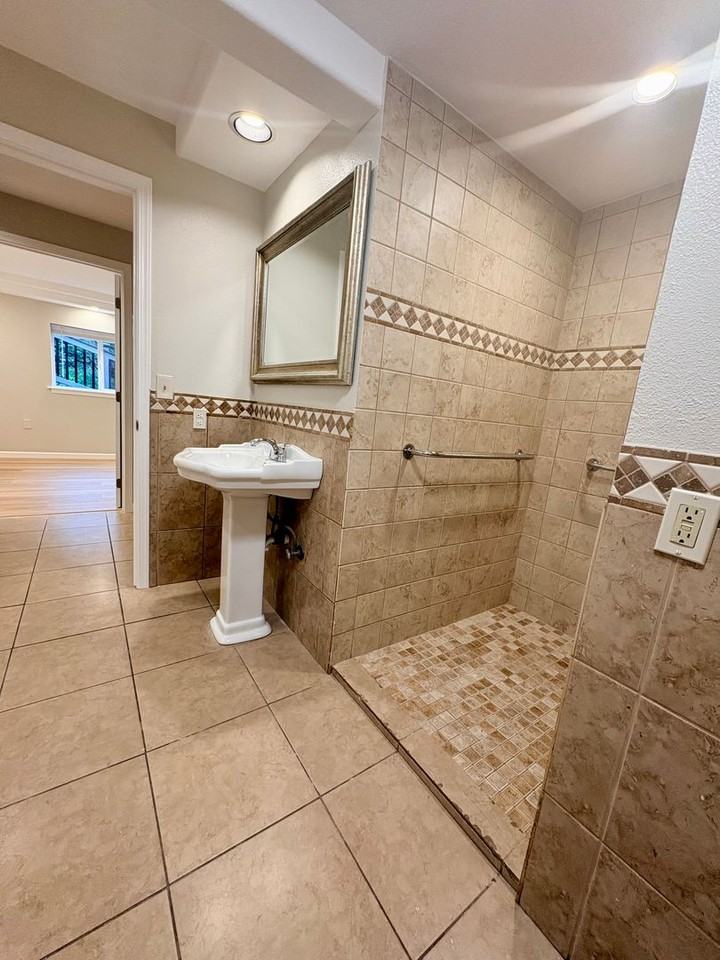 20031 6th Ave Ne - Photo 6 of 37