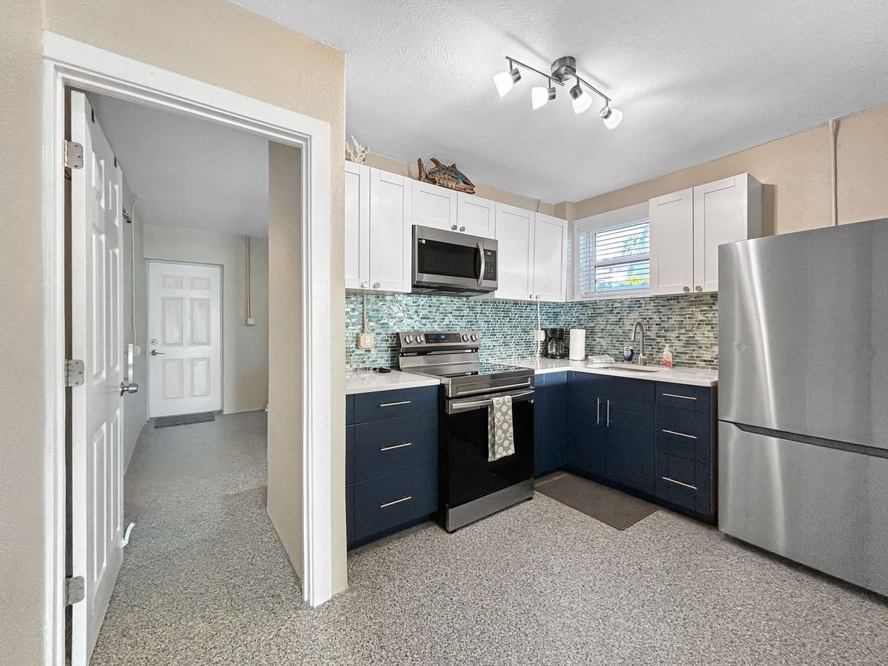 14135 Palm St - Photo 5 of 17