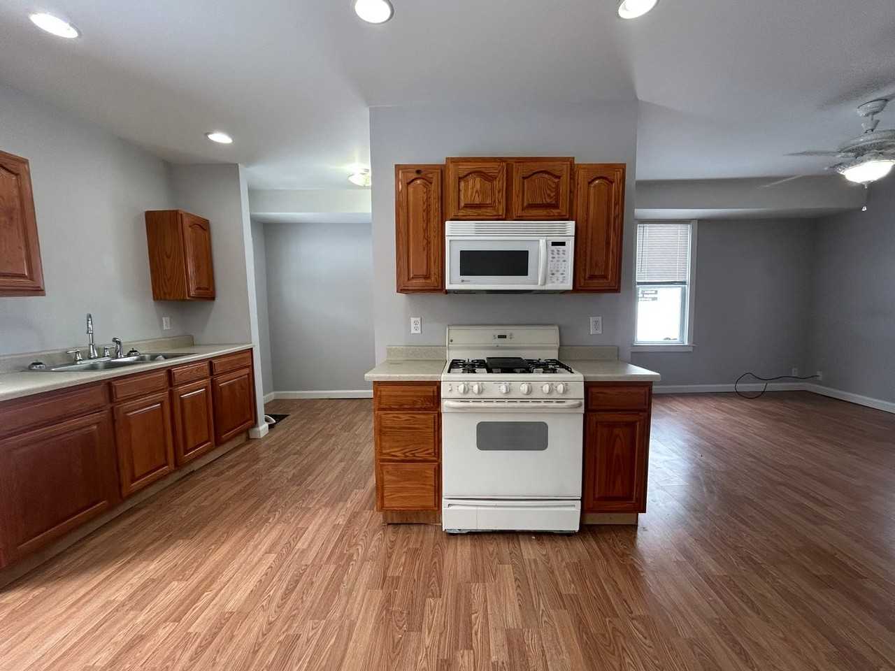 221 1/2 Grace St - Photo 3 of 11