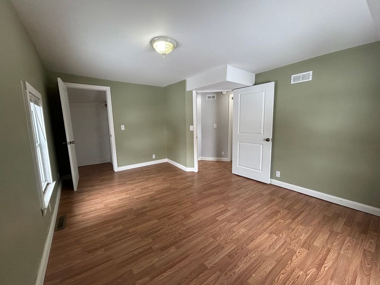 221 1/2 Grace St - Photo 6 of 11