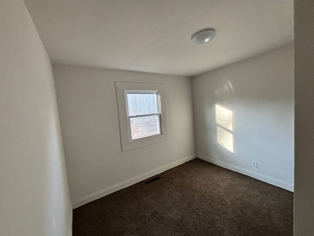 3108 Se Colfax St - Photo 5 of 8