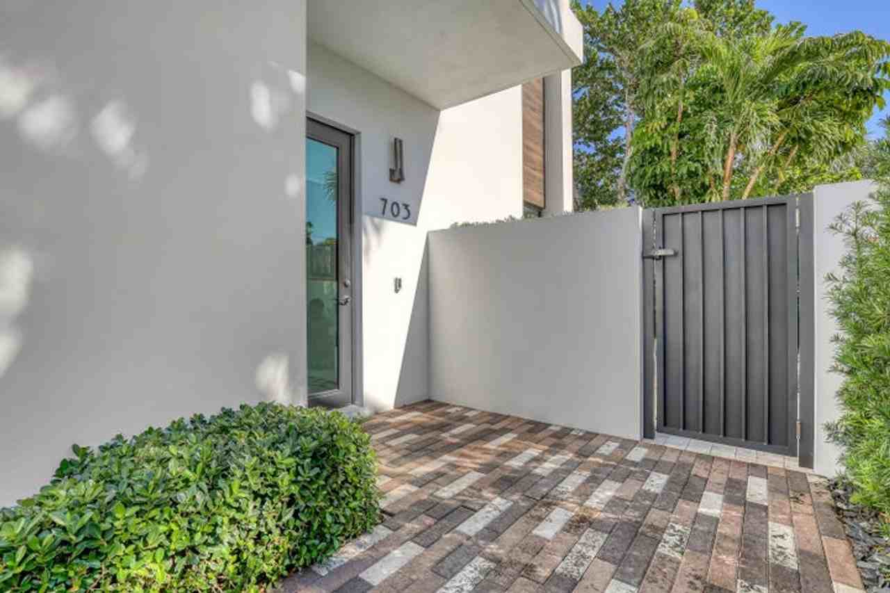 703 Ne 5th St - Photo 3 of 37