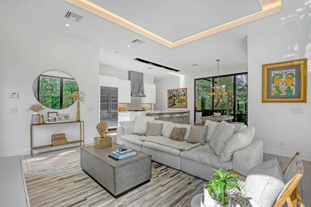 703 Ne 5th St - Photo 5 of 37