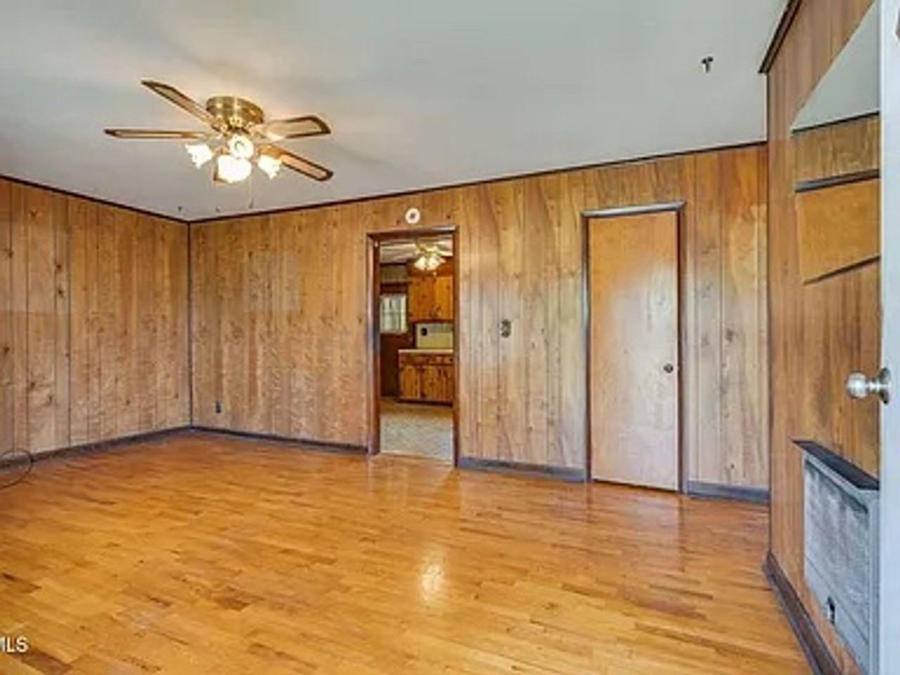 320 Independence Dr - Photo 4 of 11