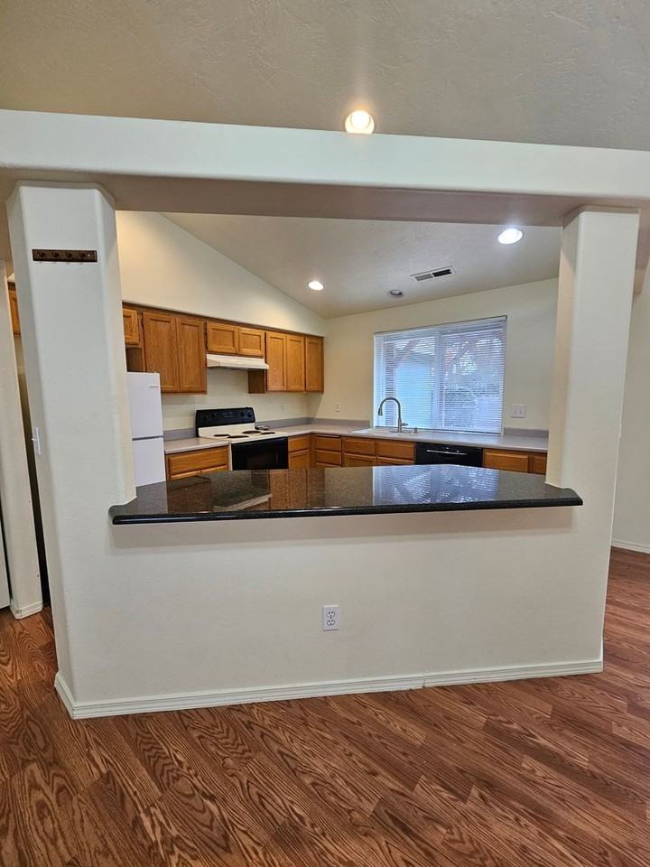 1069 Pittview Ave - Photo 4 of 34