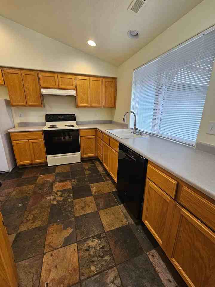 1069 Pittview Ave - Photo 5 of 34