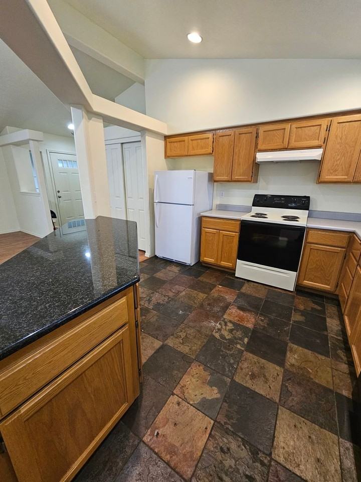 1069 Pittview Ave - Photo 6 of 34