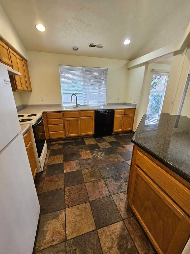 1069 Pittview Ave - Photo 7 of 34