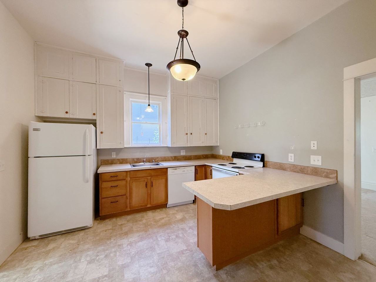 1406 Franklin St - Photo 5 of 28