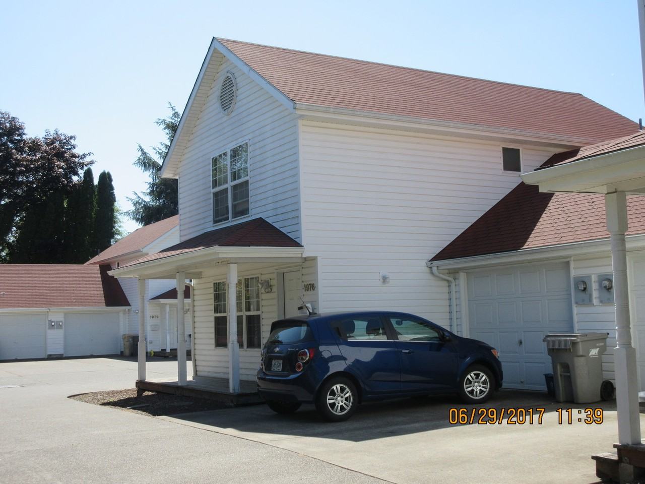 1976 Nw Grant Ave - Photo 3 of 4