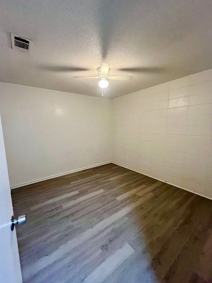 2409 University Drive - Photo 5 of 10