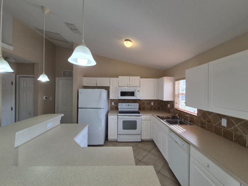 1902 Nw 14th Ter - Photo 3 of 11