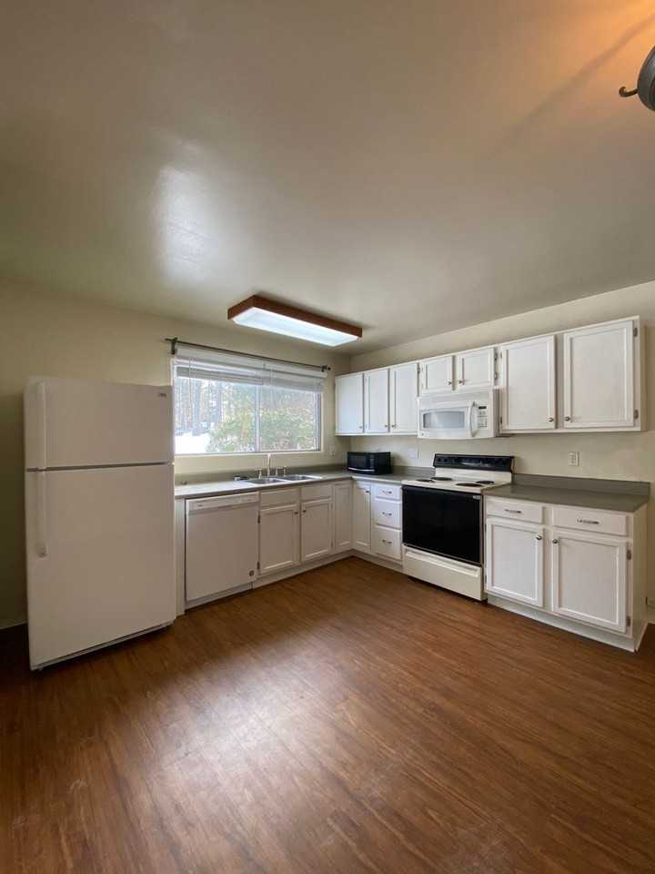 1931 Fairwood Ln - Photo 3 of 14