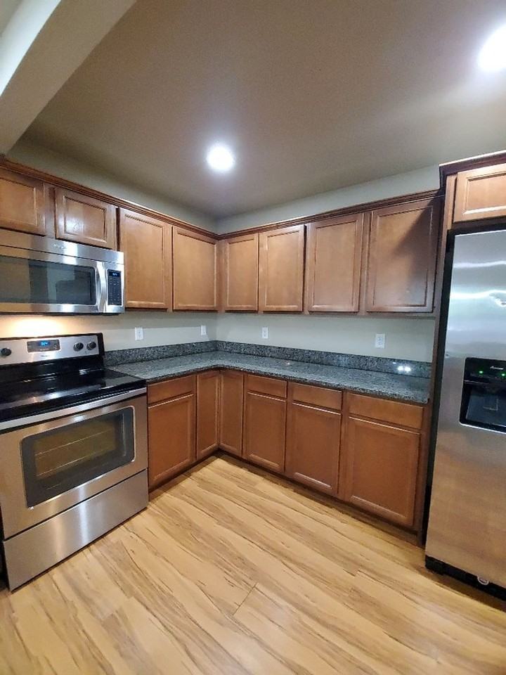 946 York St - Photo 2 of 22