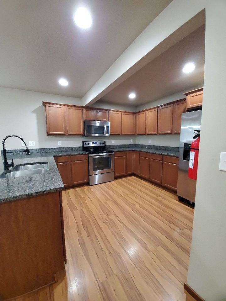 946 York St - Photo 3 of 22