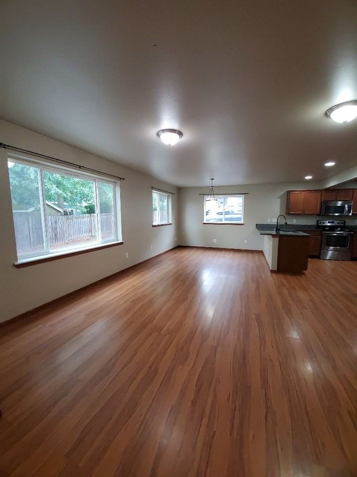 946 York St - Photo 5 of 22