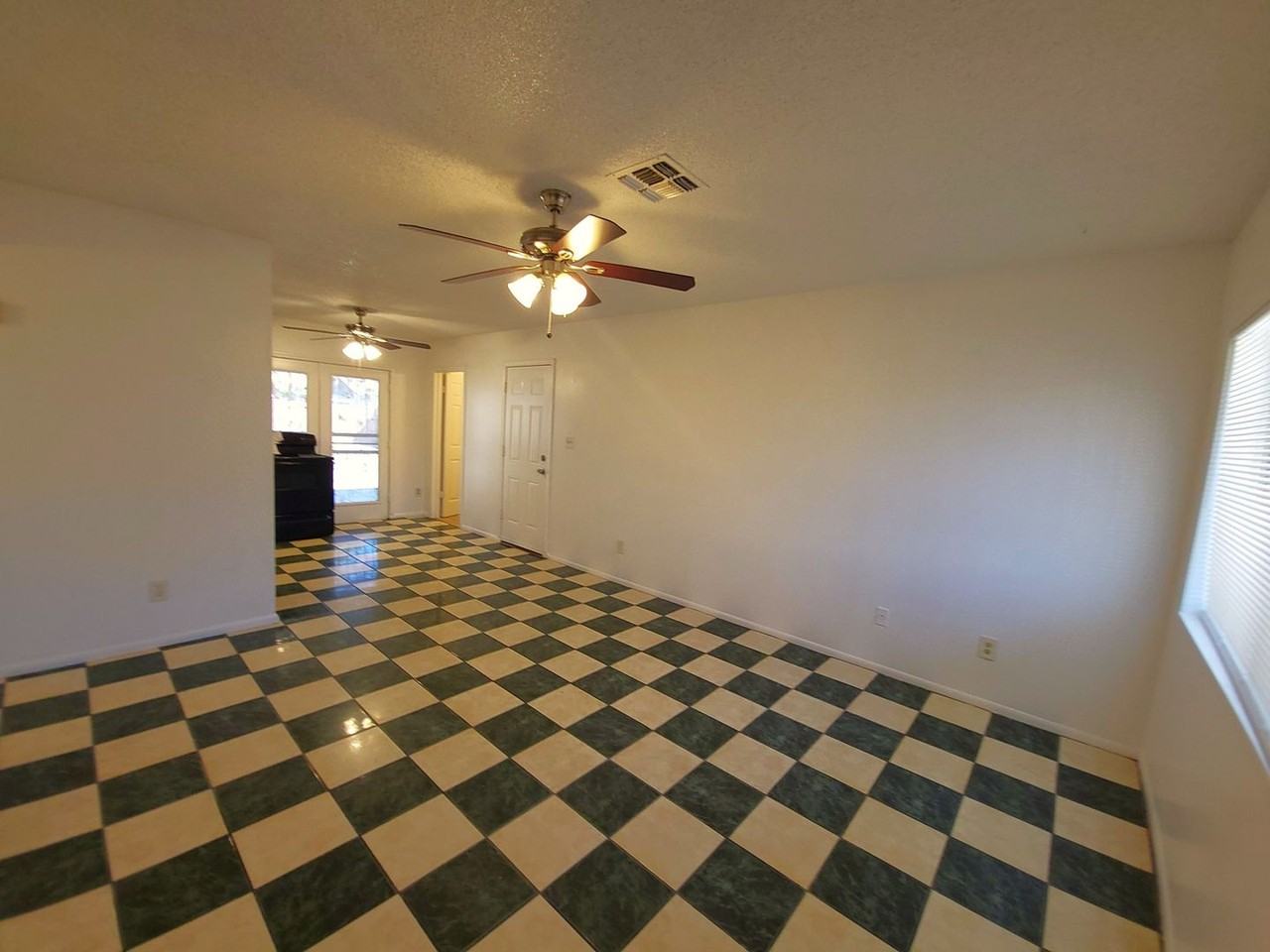 1817 N 46th Dr - Photo 3 of 12