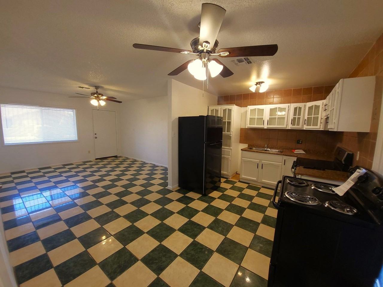 1817 N 46th Dr - Photo 4 of 12