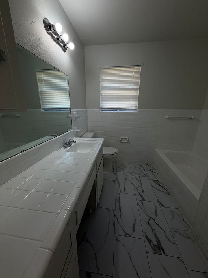 5225 Greene Ave - Photo 6 of 16