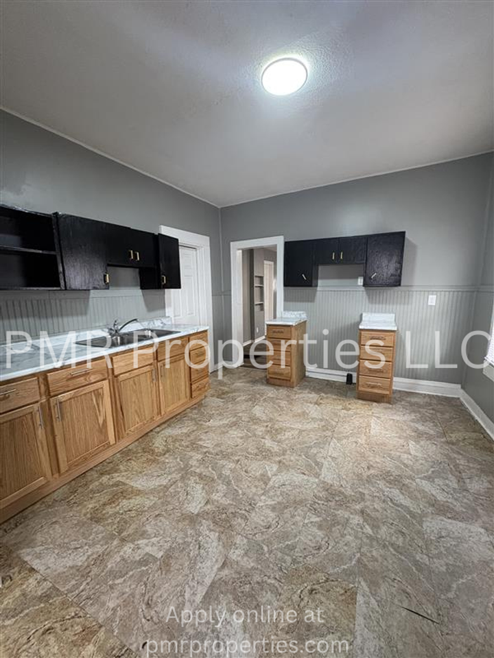 1427 N 11th St - Photo 3 of 9