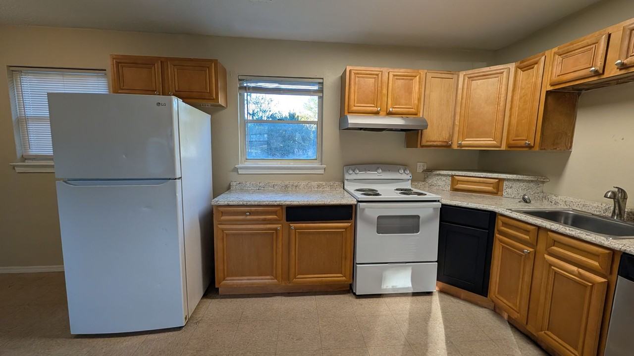 239 Aquamarine Ave - Photo 5 of 12