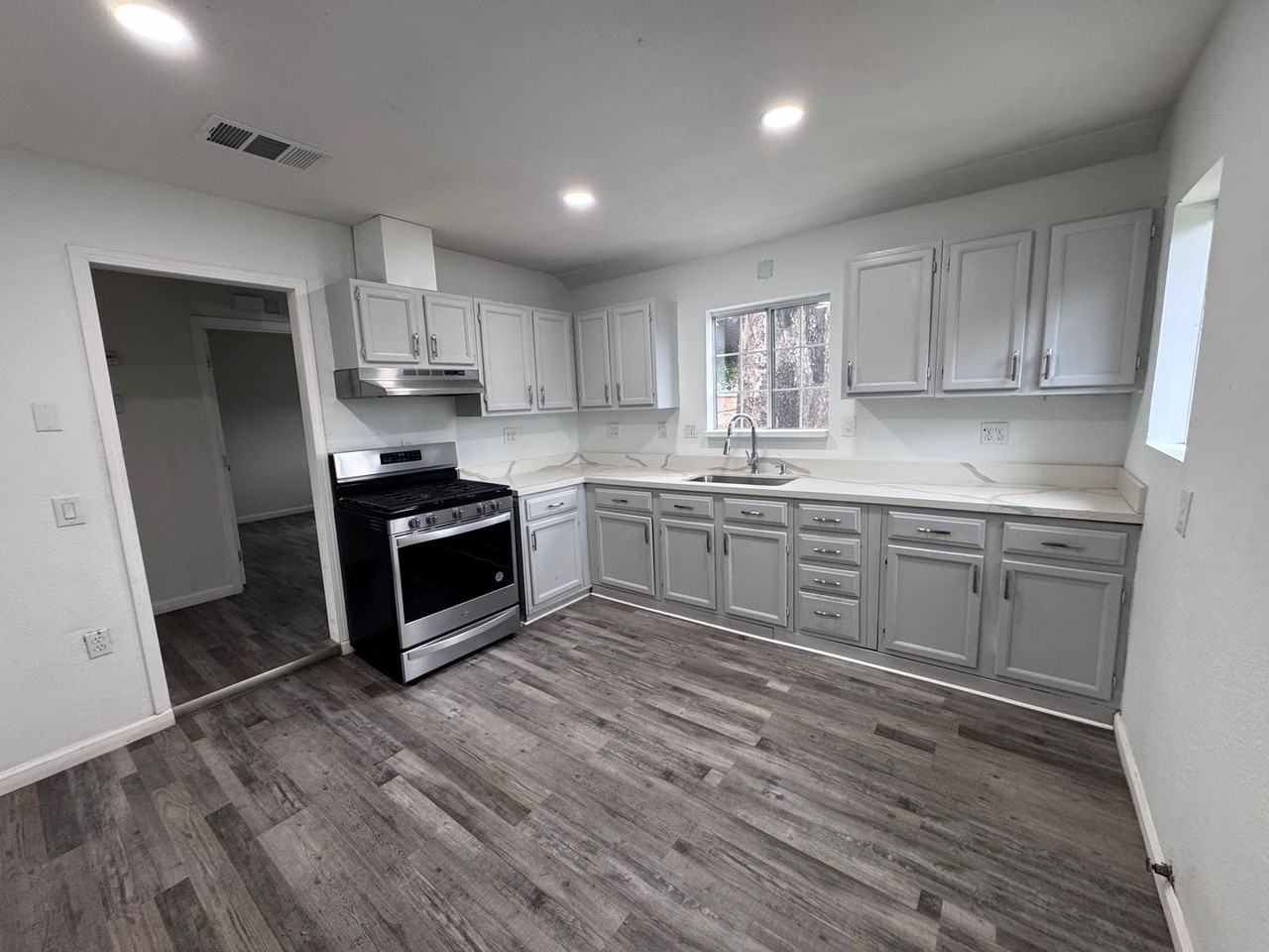 862 1/2 N California Ave - Photo 2 of 6