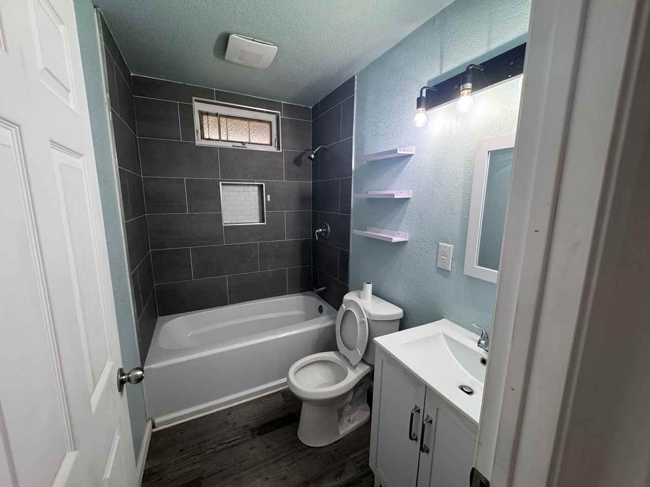 862 1/2 N California Ave - Photo 3 of 6