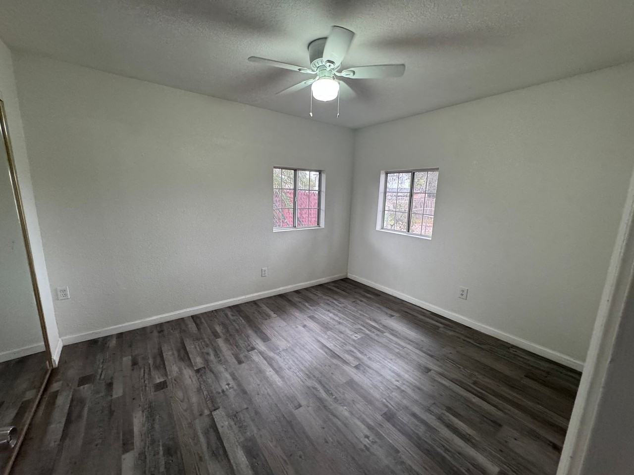 862 1/2 N California Ave - Photo 4 of 6