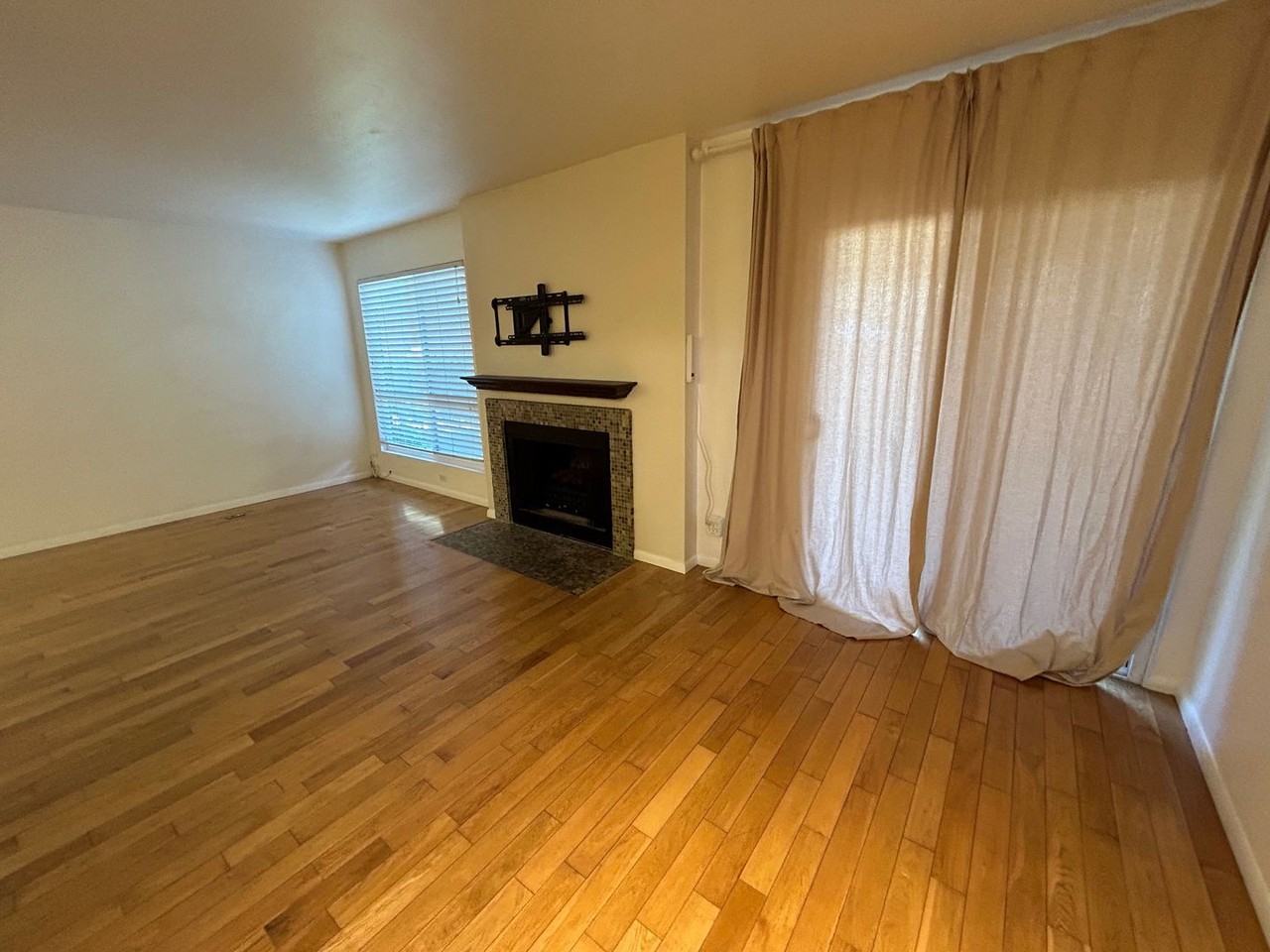 570 Peach St #10 - Photo 3 of 18