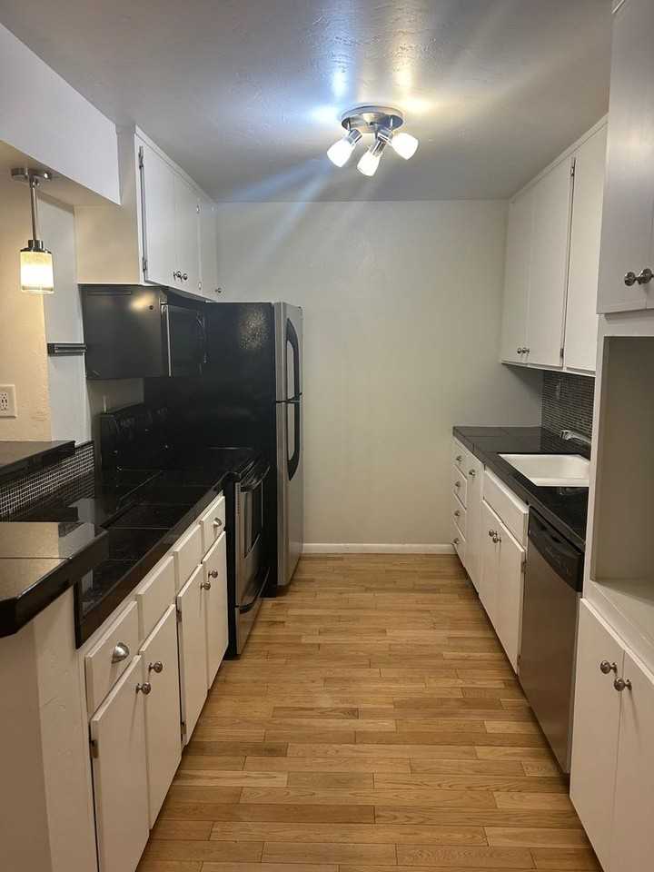 570 Peach St #10 - Photo 7 of 18