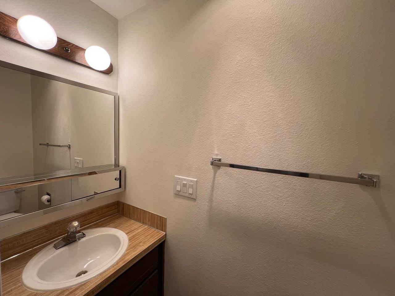 2111 Knox Ave #7 - Photo 4 of 8