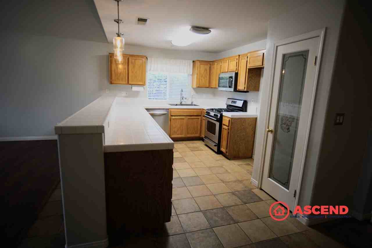 11903 Cherry Valley Ave - Photo 7 of 24