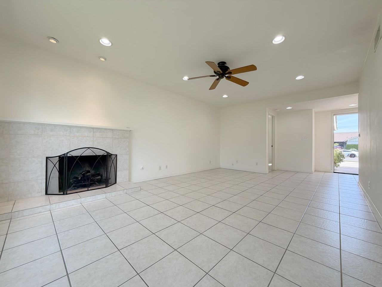 16689 Markham St - Photo 2 of 26