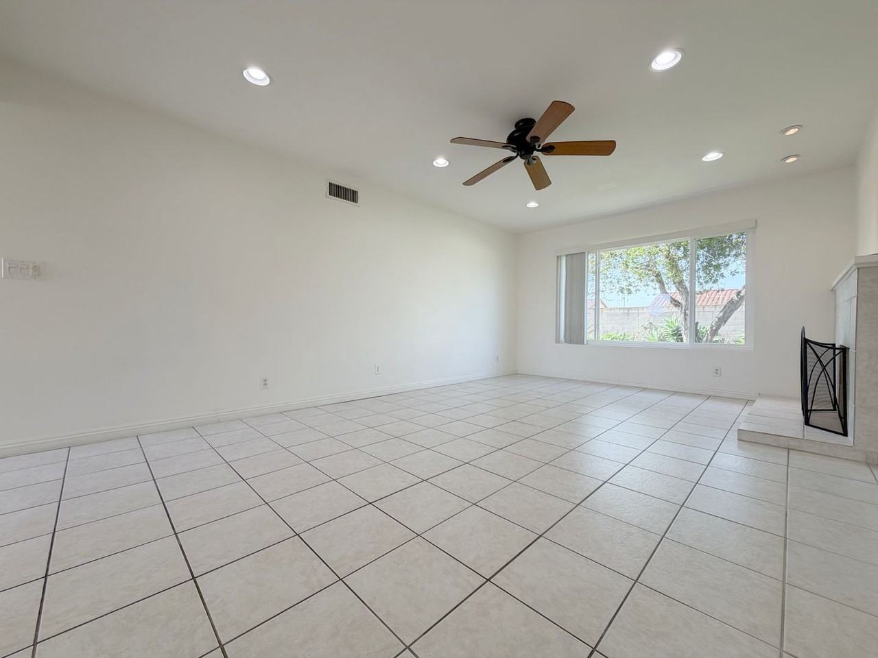 16689 Markham St - Photo 4 of 26