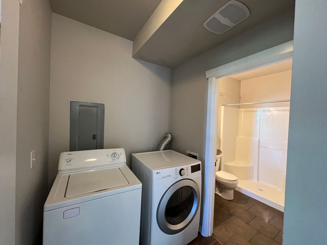 2142 Woburn St - Photo 5 of 17