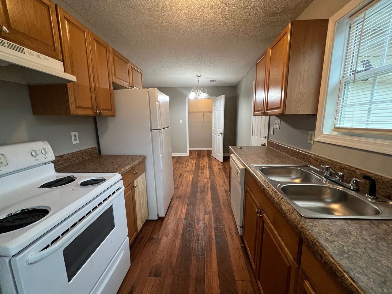 2535 Rex Ave Sw - Photo 5 of 13