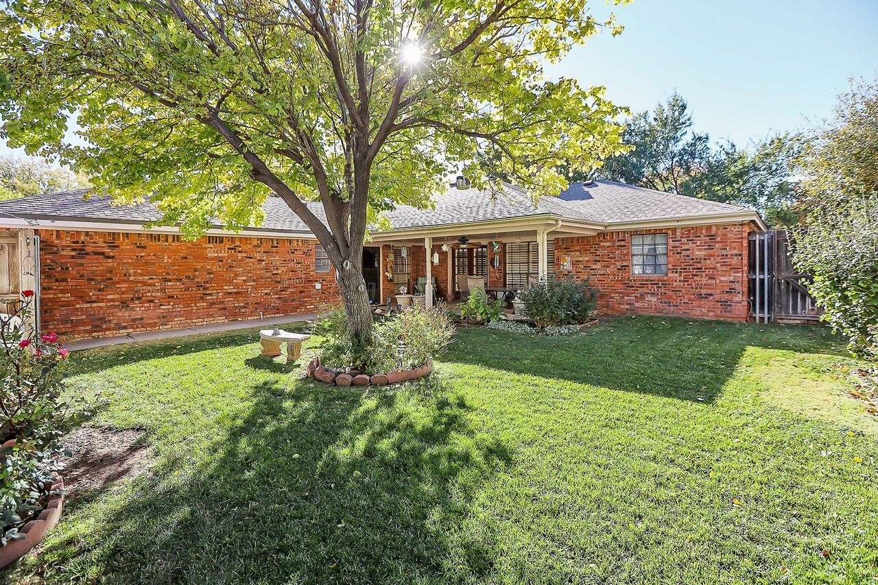 4007 Pinehurst Dr - Photo 2 of 31