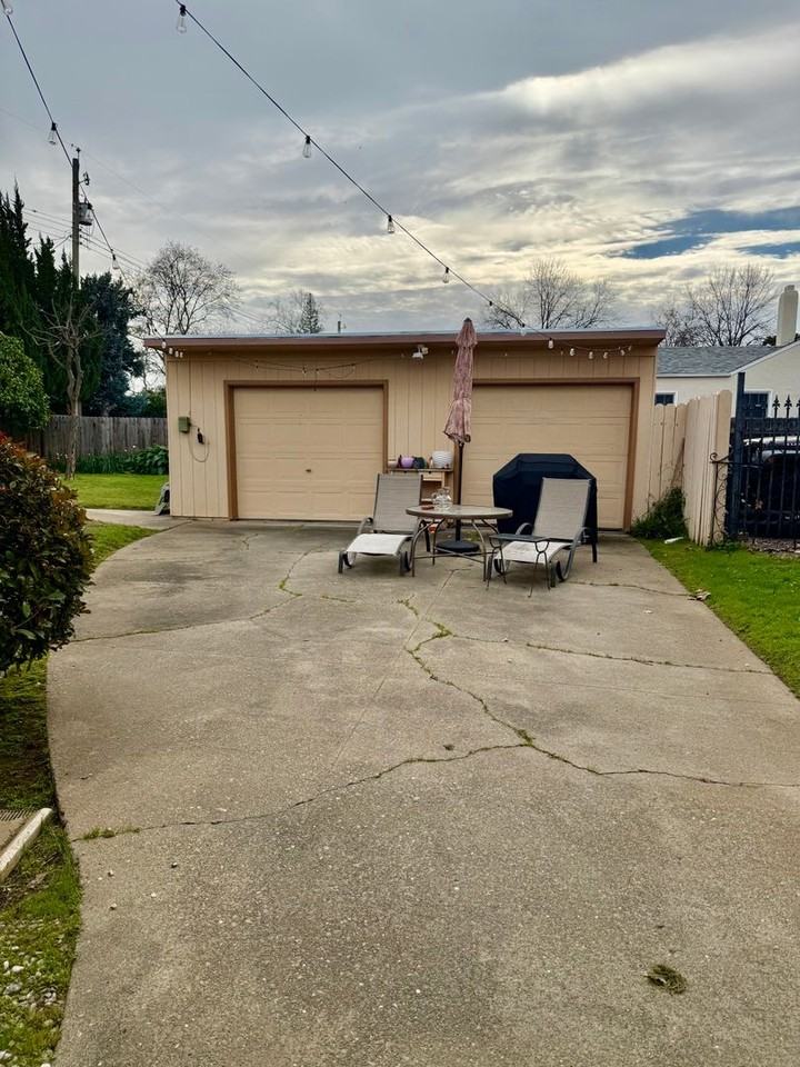 5712 J St - Photo 3 of 15