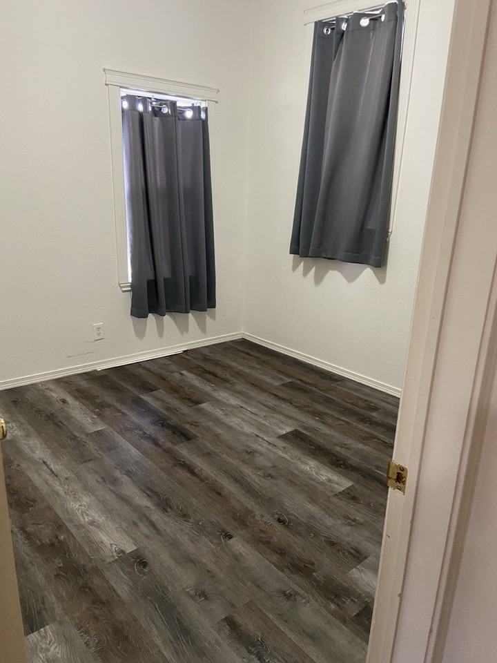 1005 E 9th S #1 - Photo 2 of 10