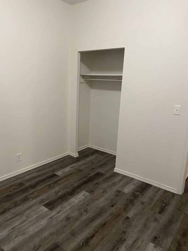 1005 E 9th S #1 - Photo 3 of 10